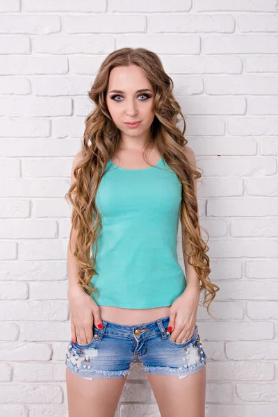 Chica en pantalones cortos y una camiseta con el pelo largo — Foto de Stock