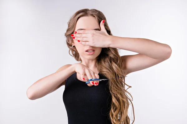 Chica cortó su pelo largo — Foto de Stock