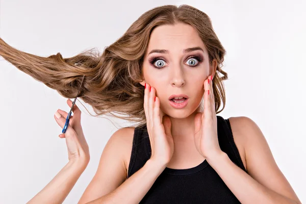 Chica cortó su pelo — Foto de Stock