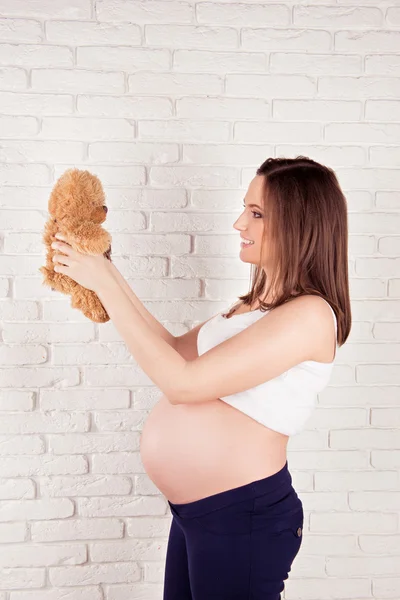 Schwangere umarmt ihren Bauch — Stockfoto