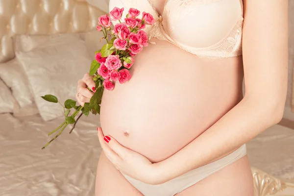 Imagem cortada da barriga de uma mulher grávida. mulher grávida abraçando sua barriga — Fotografia de Stock