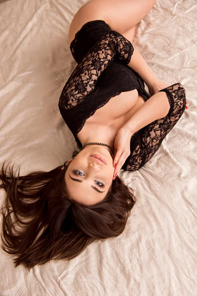 Mooi meisje ligt op een bed — Stockfoto