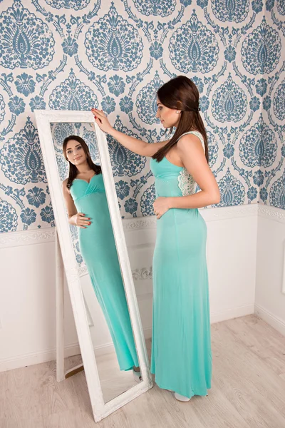 Mooi meisje permanent in de buurt van spiegel — Stockfoto