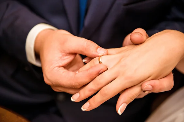 A menyasszony és a vőlegény keze — Stock Fotó