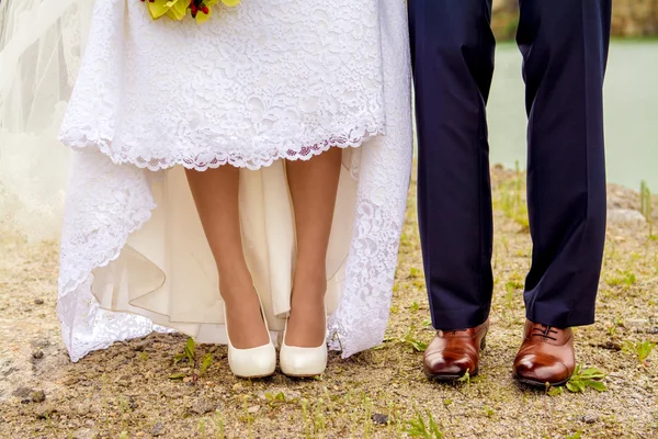 Pernas amando casais. homem e mulher. belos sapatos — Fotografia de Stock