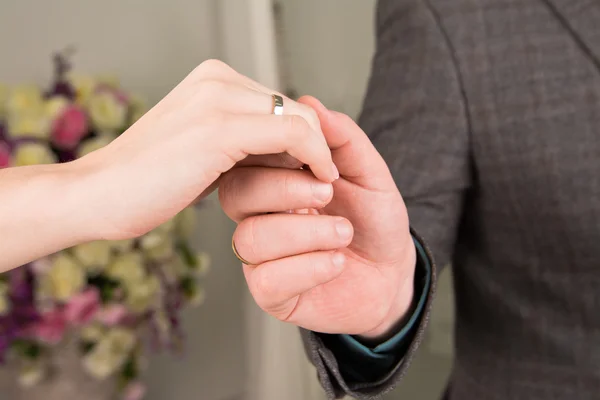 Homem segurando a mão de sua mulher — Fotografia de Stock