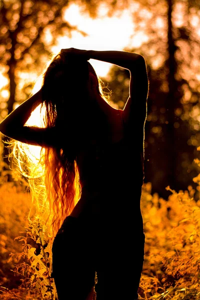 Silhueta de menina no pôr do sol — Fotografia de Stock