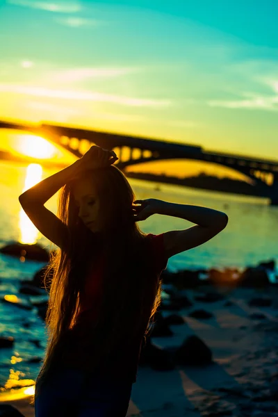 Silhouette eines Mädchens im Sonnenuntergang — Stockfoto