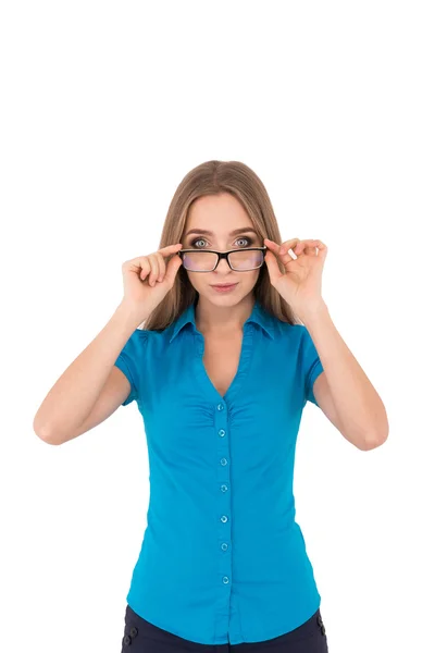 Красивая молодая деловая женщина в рубашке настраивает очки — стоковое фото