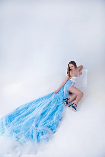 Красивая девушка в синем длинном платье с шлейфом — стоковое фото