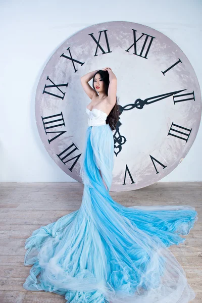 Piękna dziewczyna Azji w długiej sukni z pióropuszem stojący — Zdjęcie stockowe