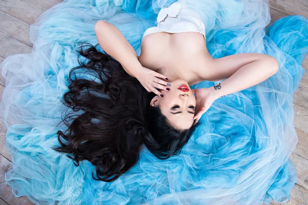 Beautiful asian girl lying on the floor on her dress — Stock Photo, Image