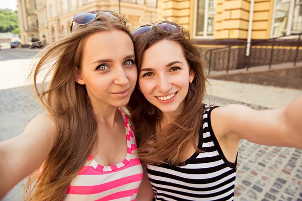 Friends making selfie. Two beautiful young women making  selfie — Stock Photo, Image