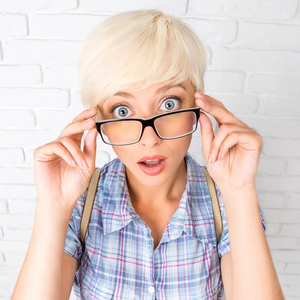 Chica sorprendida ajusta sus gafas — Foto de Stock