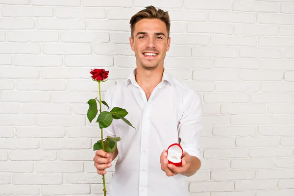 Bonito homem fazendo uma proposta de casamento — Fotografia de Stock