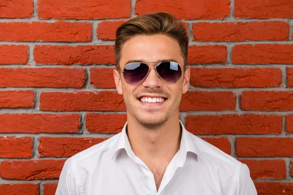 Handsome man with his sunglasses — Stock Photo, Image