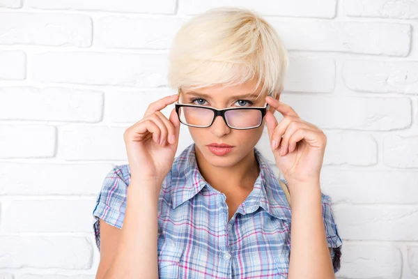 Сексуальная девушка регулирует свои очки — стоковое фото
