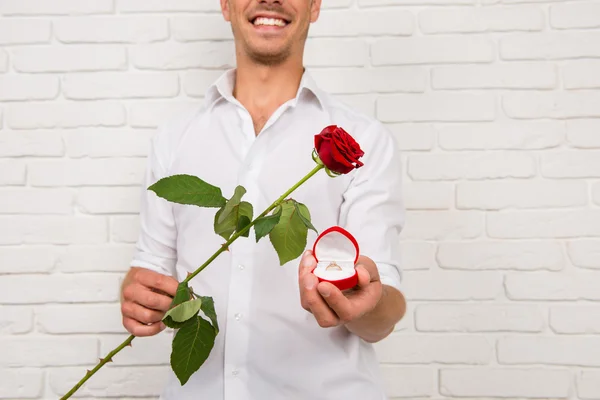 Handsome man making a marriage proposal — Stock Photo, Image