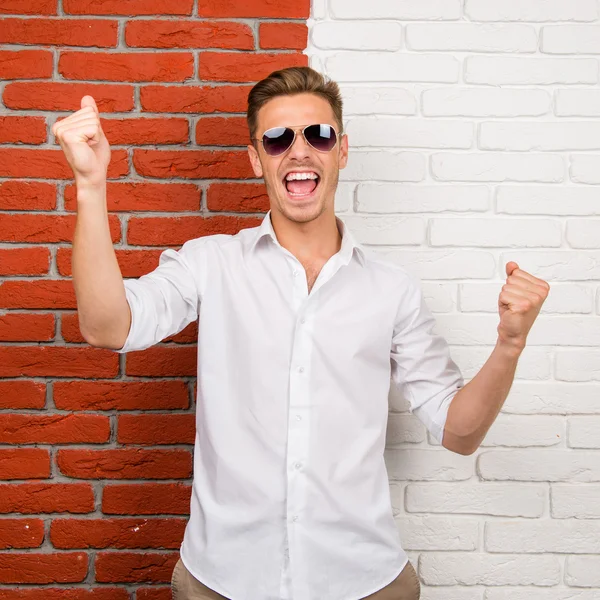 Homem feliz atinge o objetivo com sucesso — Fotografia de Stock