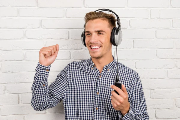 Schöner Mann mit Kopfhörer, der mp3 hält — Stockfoto