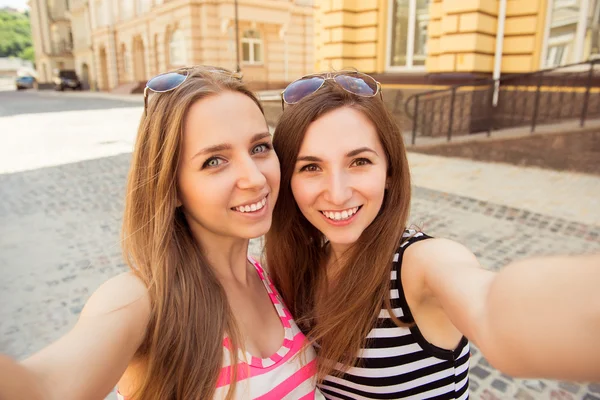Amigos a fazer selfie. mulheres jovens fazendo selfie e sorrindo — Fotografia de Stock