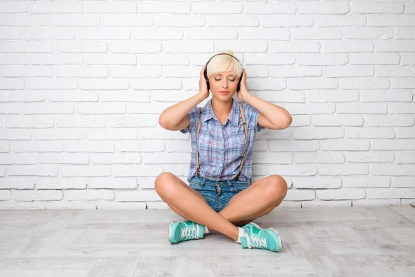 Girl listening to music on headphones — Stock Photo, Image