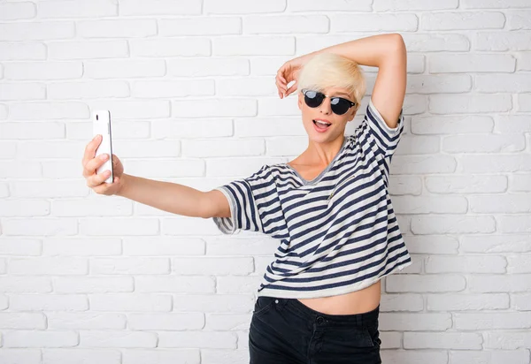 Mädchen mit Brille macht Selfie — Stockfoto