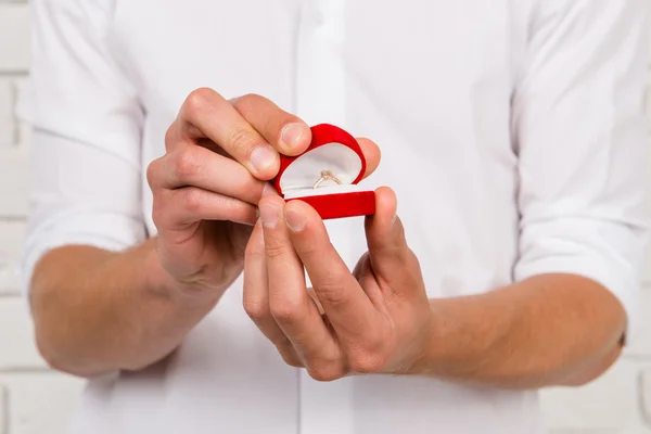 Romantic man making a marriage proposal — Stock Photo, Image