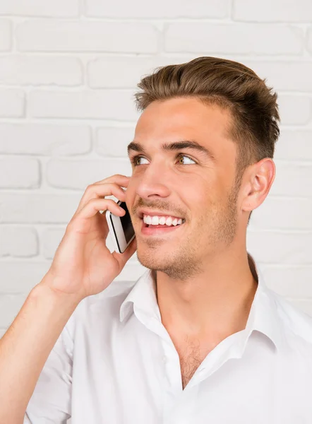 Hombre guapo hablando por teléfono — Foto de Stock