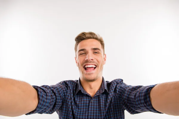 Hombre guapo haciendo selfie y sonriendo — Foto de Stock