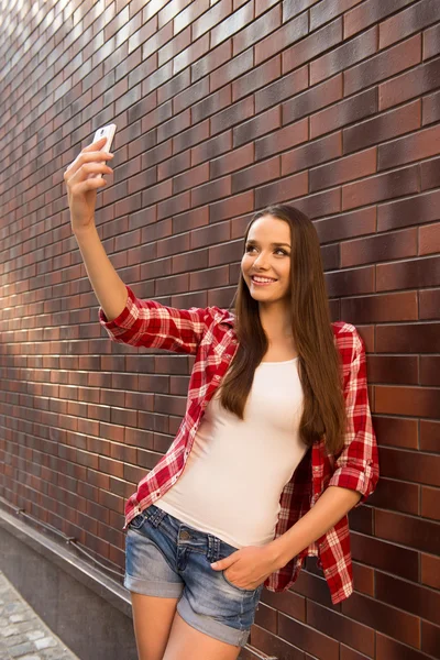스마트폰 selfie 사진 만들기와 소녀 — 스톡 사진