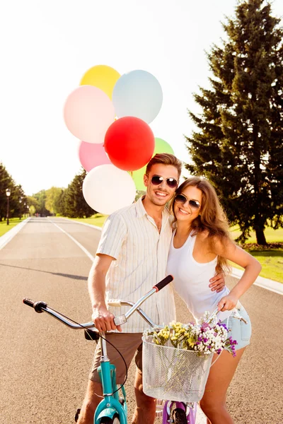 Gelukkig jong paar in liefde — Stockfoto