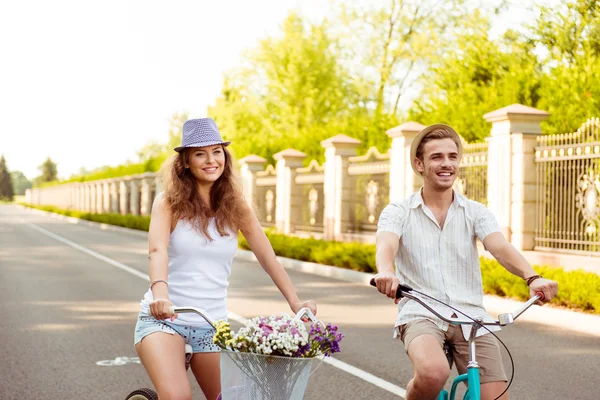 Gelukkig paar samen naar rijden een fiets — Stockfoto