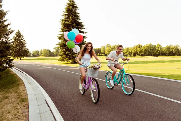 Verliebtes Paar beim Radrennen mit Luftballons — Stockfoto