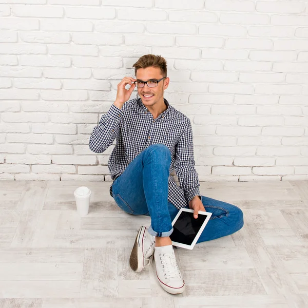 Man zittend op de vloer met digitale tablet — Stockfoto