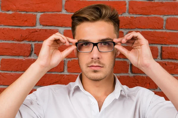 Kjekken mann justerer brillene sine – stockfoto