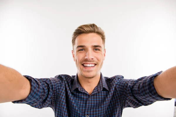 Bonito homem fazendo selfie e sorrindo — Fotografia de Stock