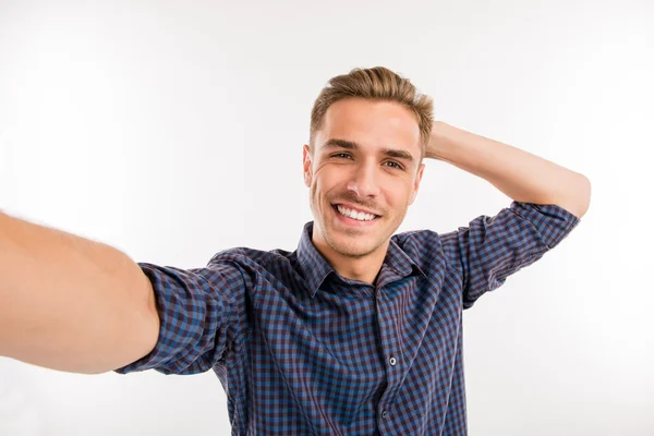 Kjekk mann som lager selfie og smiler. – stockfoto