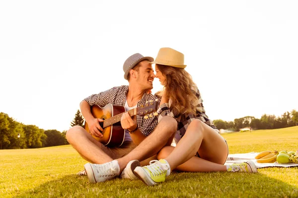 Pareja feliz enamorada en un picnic —  Fotos de Stock