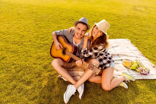 Felice coppia innamorata a un picnic — Foto Stock