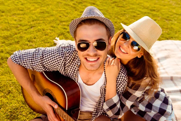 Lyckliga par i kärlek på en picknick — Stockfoto