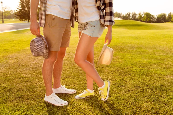 Patas de hombre y de mujer. Pareja enamorada en el césped — Foto de Stock