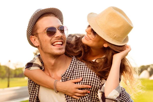 Casal feliz no amor ao pôr do sol — Fotografia de Stock