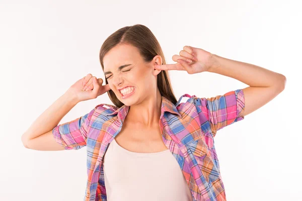 Dit is te luid! Meisje met haar vingers die betrekking hebben op oren — Stockfoto