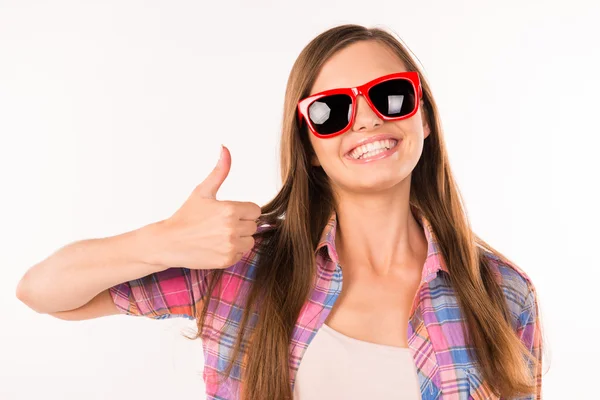 Ragazza con occhiali divertenti mostrando pollici in su — Foto Stock
