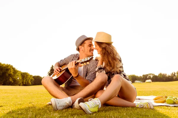 Pareja feliz enamorada en un picnic —  Fotos de Stock