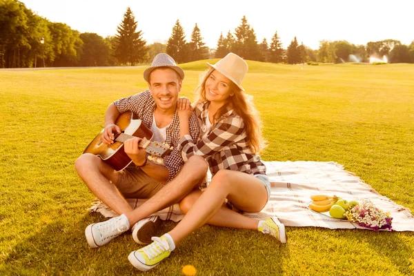 Pareja feliz enamorada en un picnic — Foto de Stock