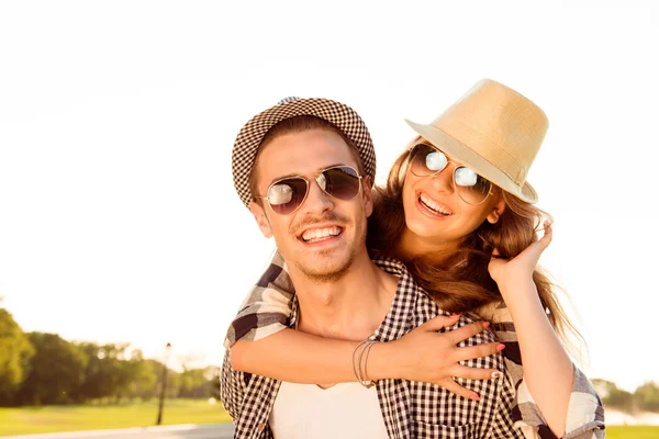 Casal feliz no amor sorrindo ao pôr do sol — Fotografia de Stock