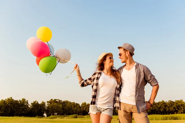 Par i kärlek gå med ballonger — Stockfoto