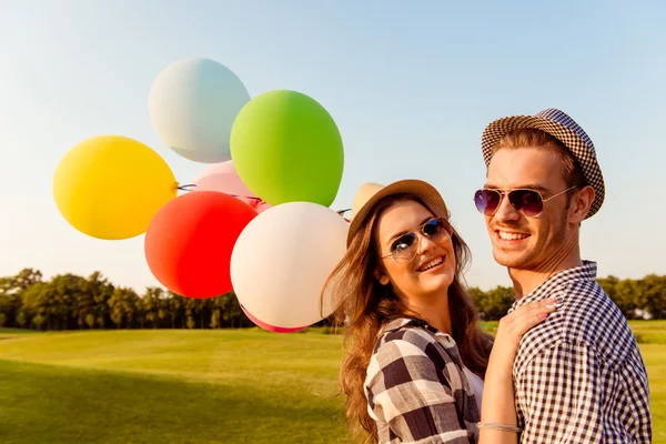 Paar in liefde lopen met ballonnen — Stockfoto